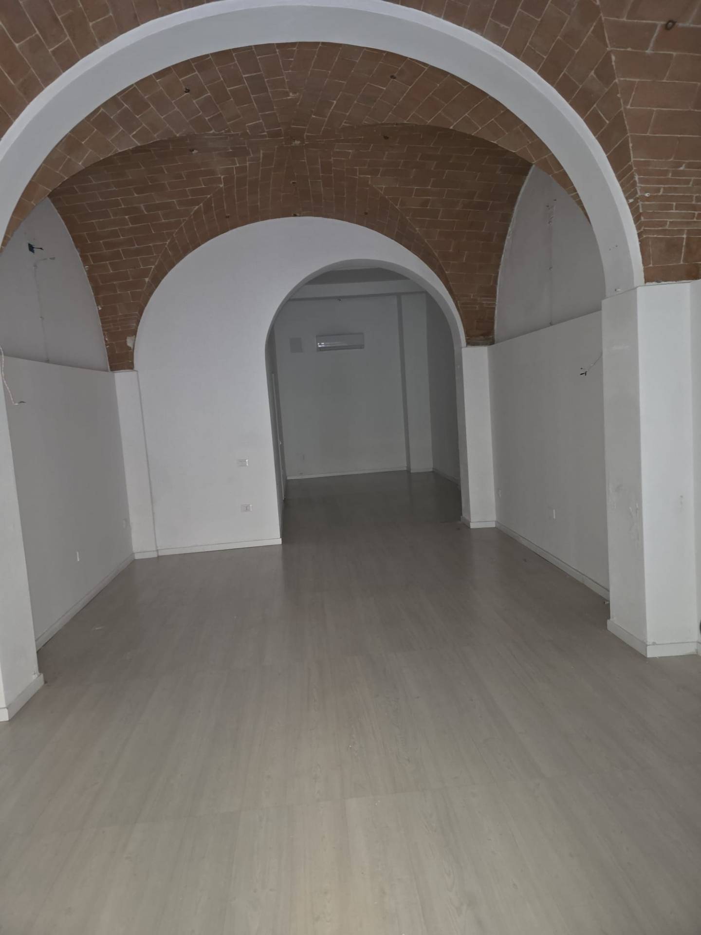 Fondo Commerciale in affitto a Pontedera, Centro