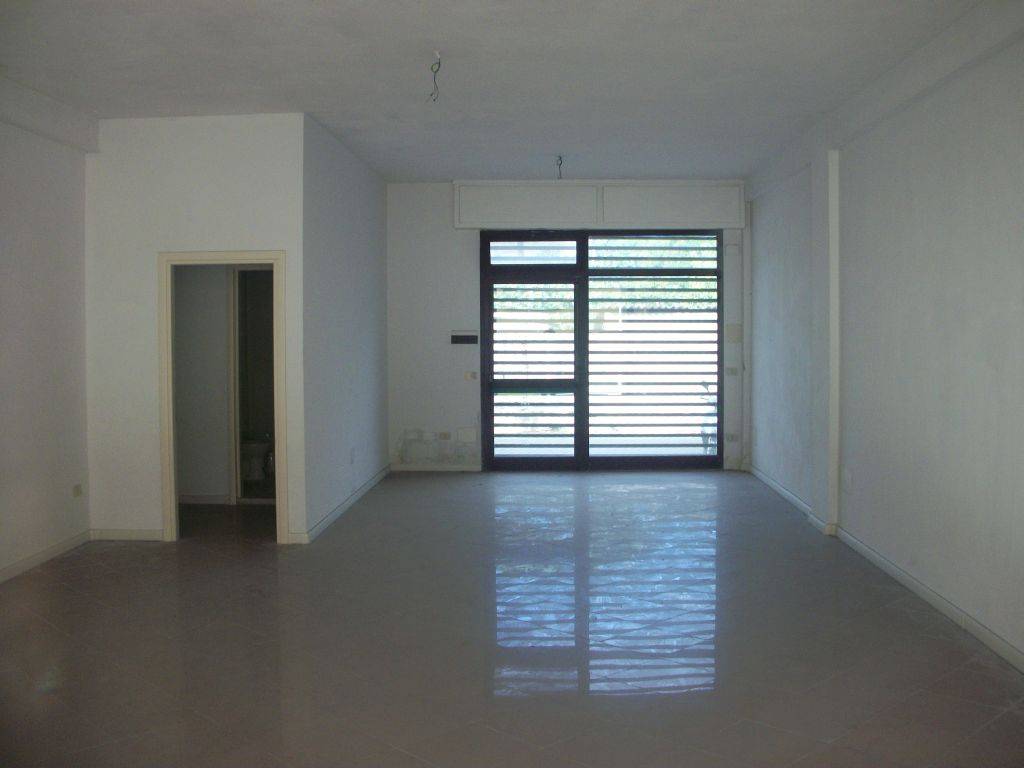 Fondo Commerciale in vendita a Livorno, Salviano