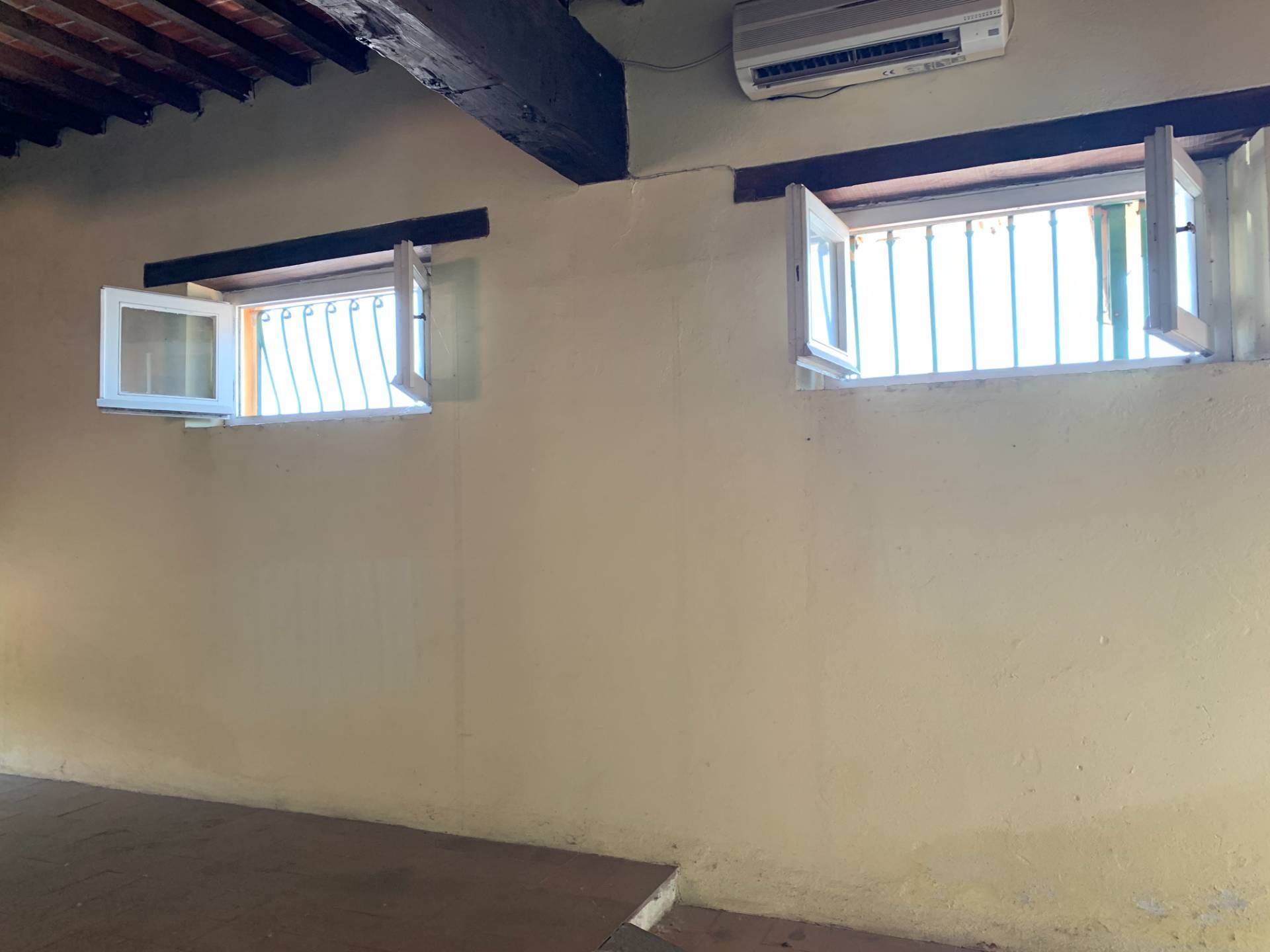 Fondo Commerciale in affitto a Lucca, Monte San Quirico - Vallebuia