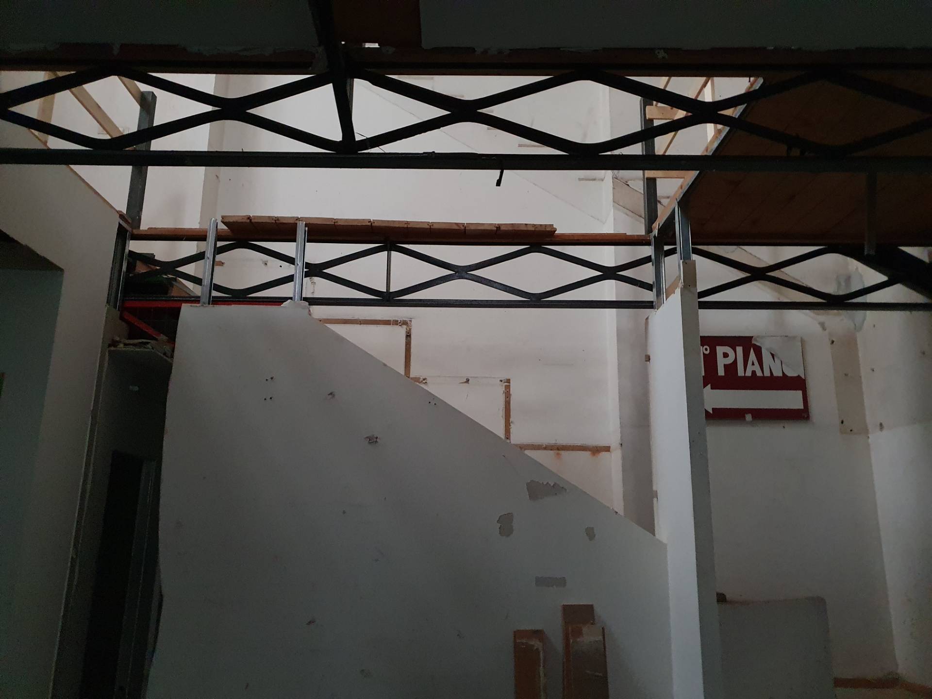 Fondo Commerciale in affitto a Lucca