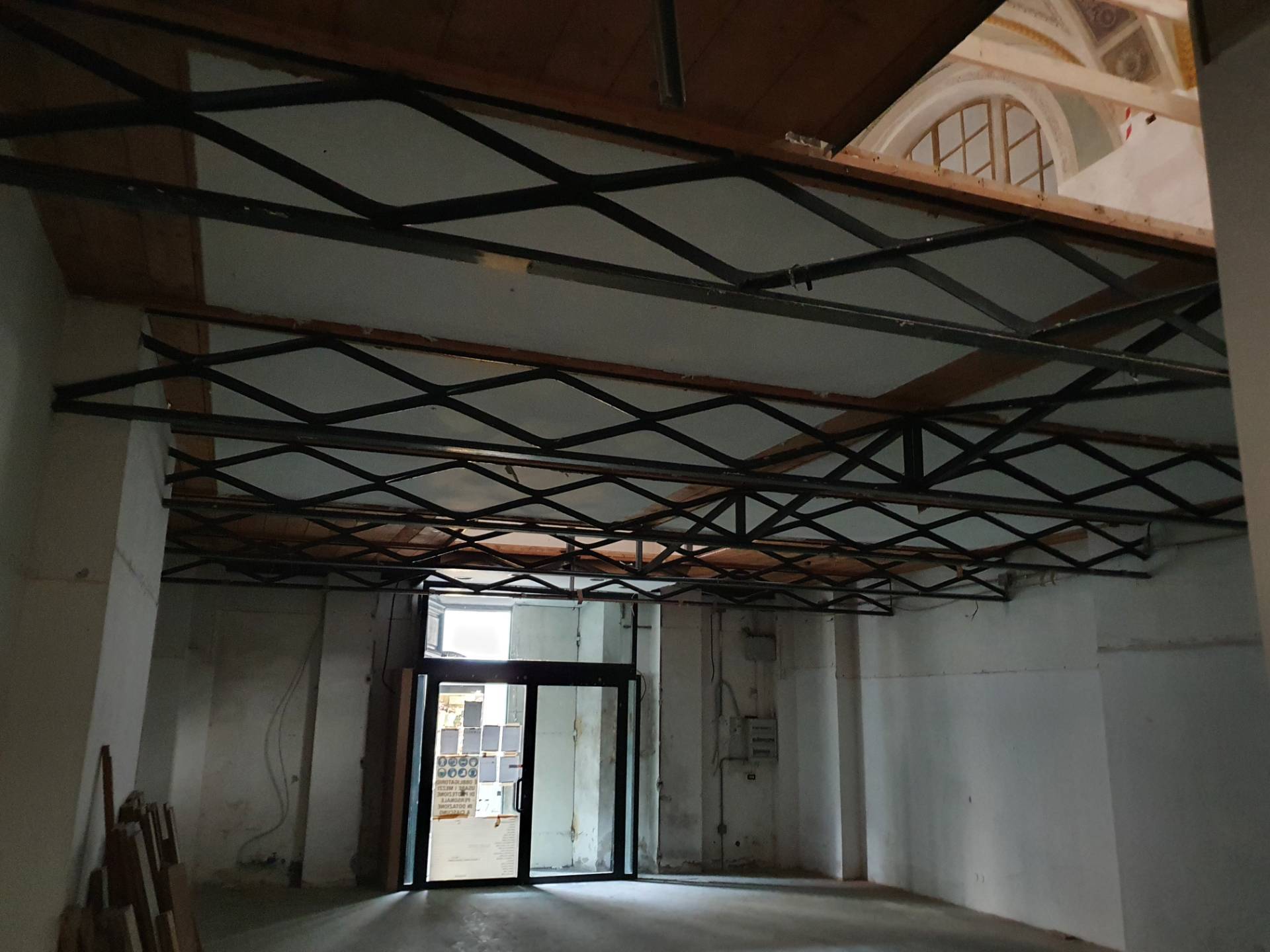 Fondo Commerciale in affitto a Lucca