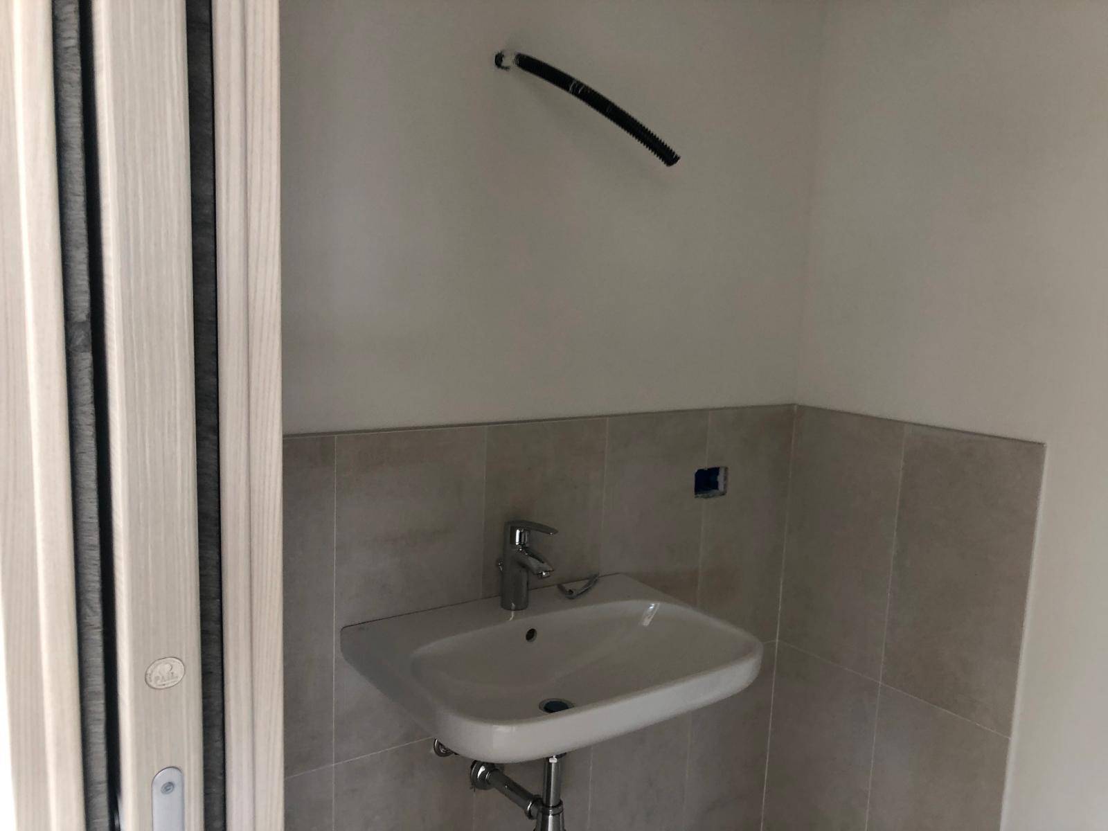 Fondo Commerciale in affitto a Lucca