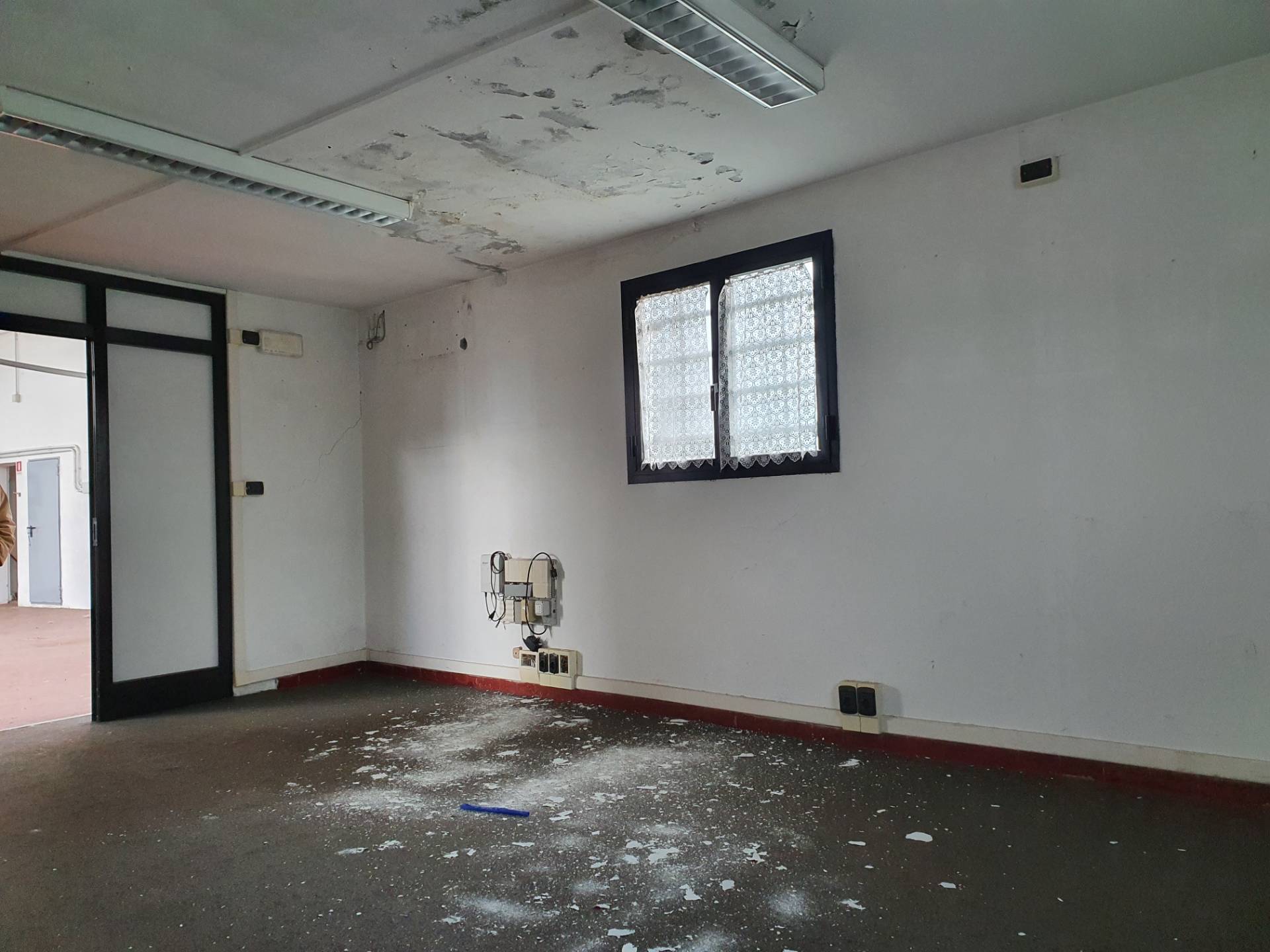 Fondo Commerciale in affitto a Lucca, Antraccoli