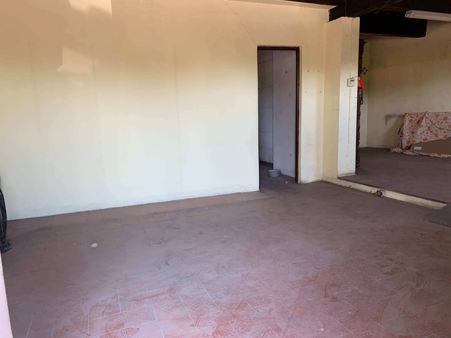 Fondo Commerciale in affitto a Lucca, Monte San Quirico - Vallebuia