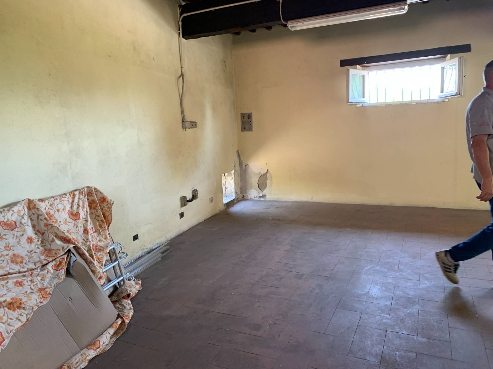 Fondo Commerciale in affitto a Lucca, Monte San Quirico - Vallebuia