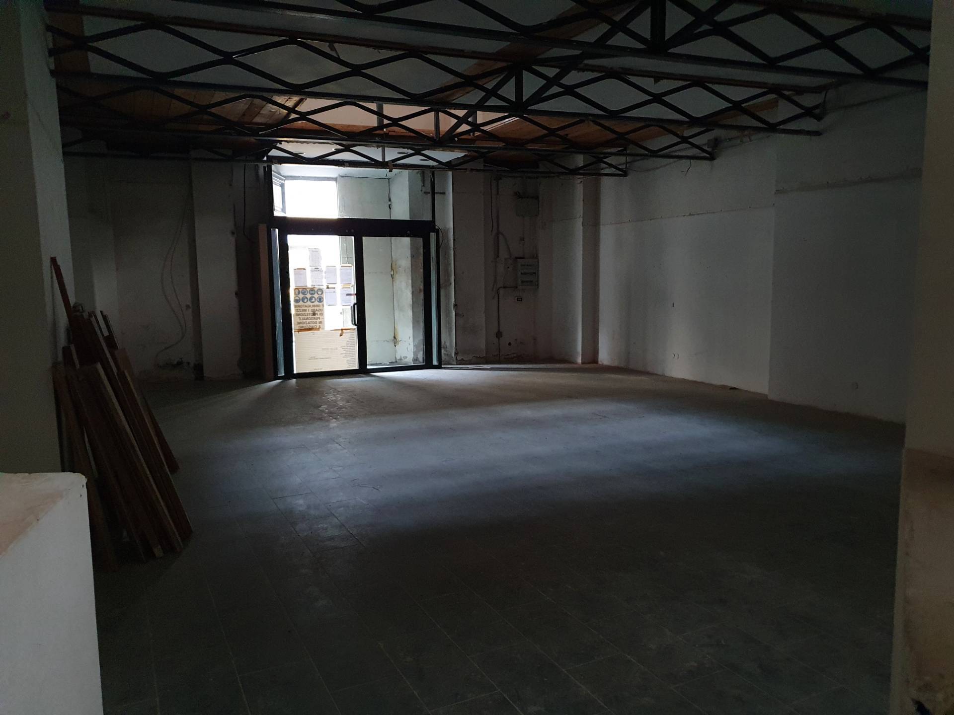 Fondo Commerciale in affitto a Lucca