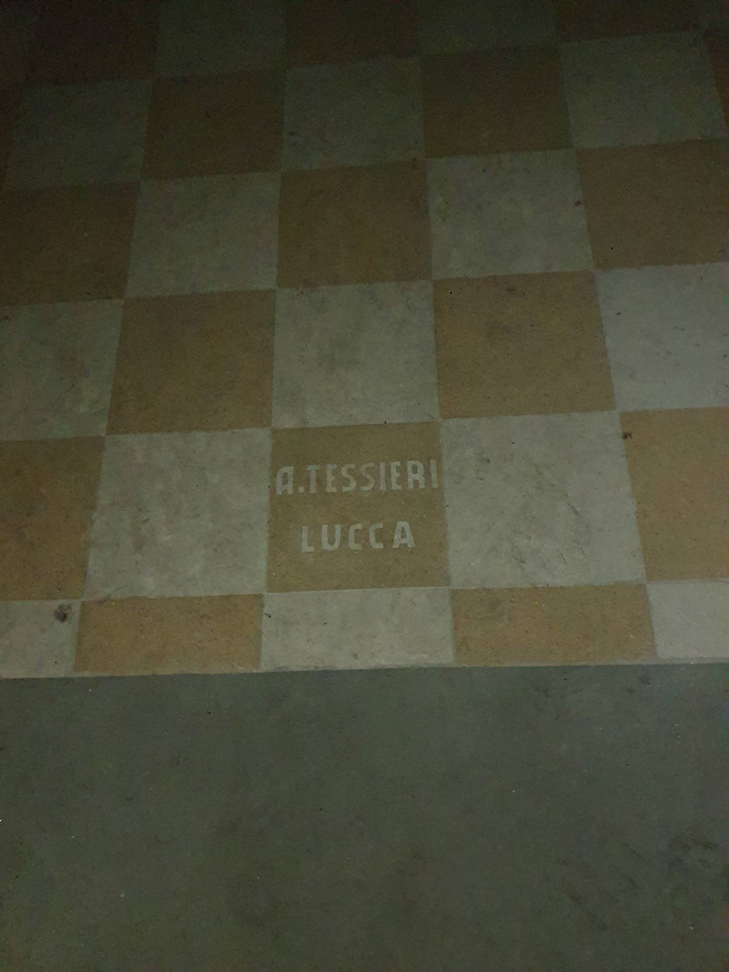 Fondo Commerciale in vendita a Lucca, Lucca fuori mura