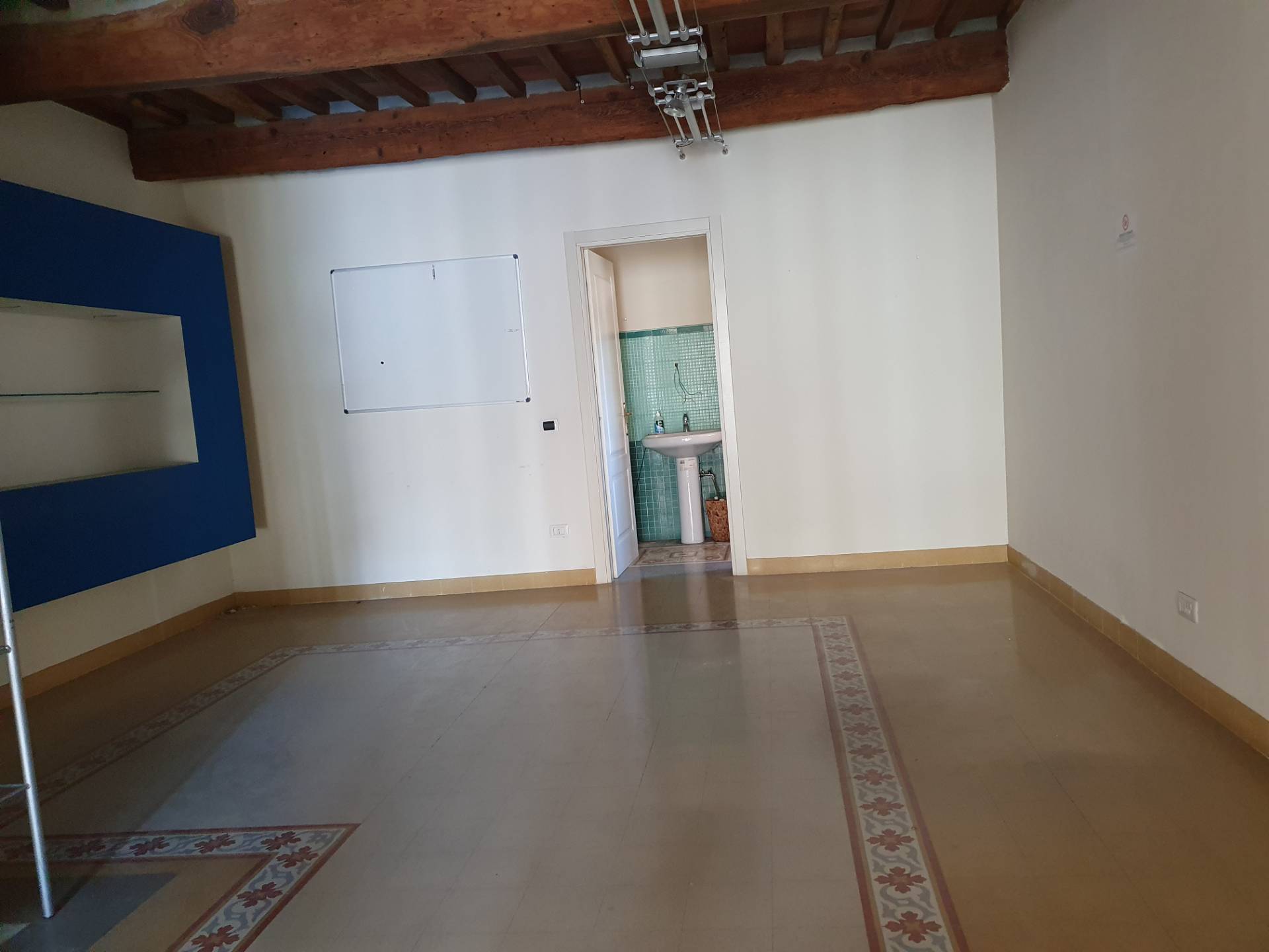 Fondo Commerciale in vendita a Lucca, Lucca fuori mura