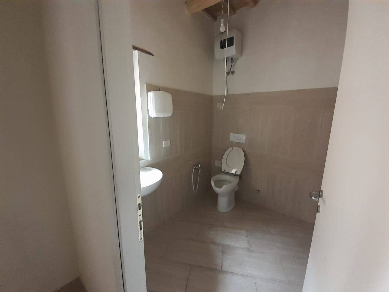 Fondo Commerciale in vendita a Lucca, Lucca fuori mura