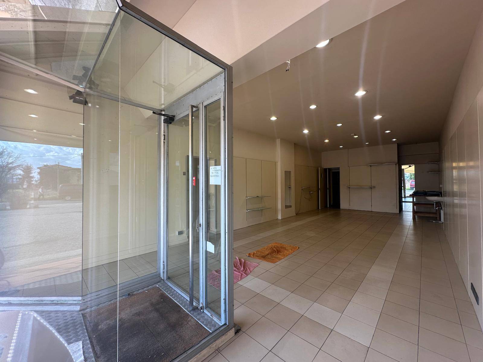 Fondo Commerciale in affitto a Capannori, Lunata