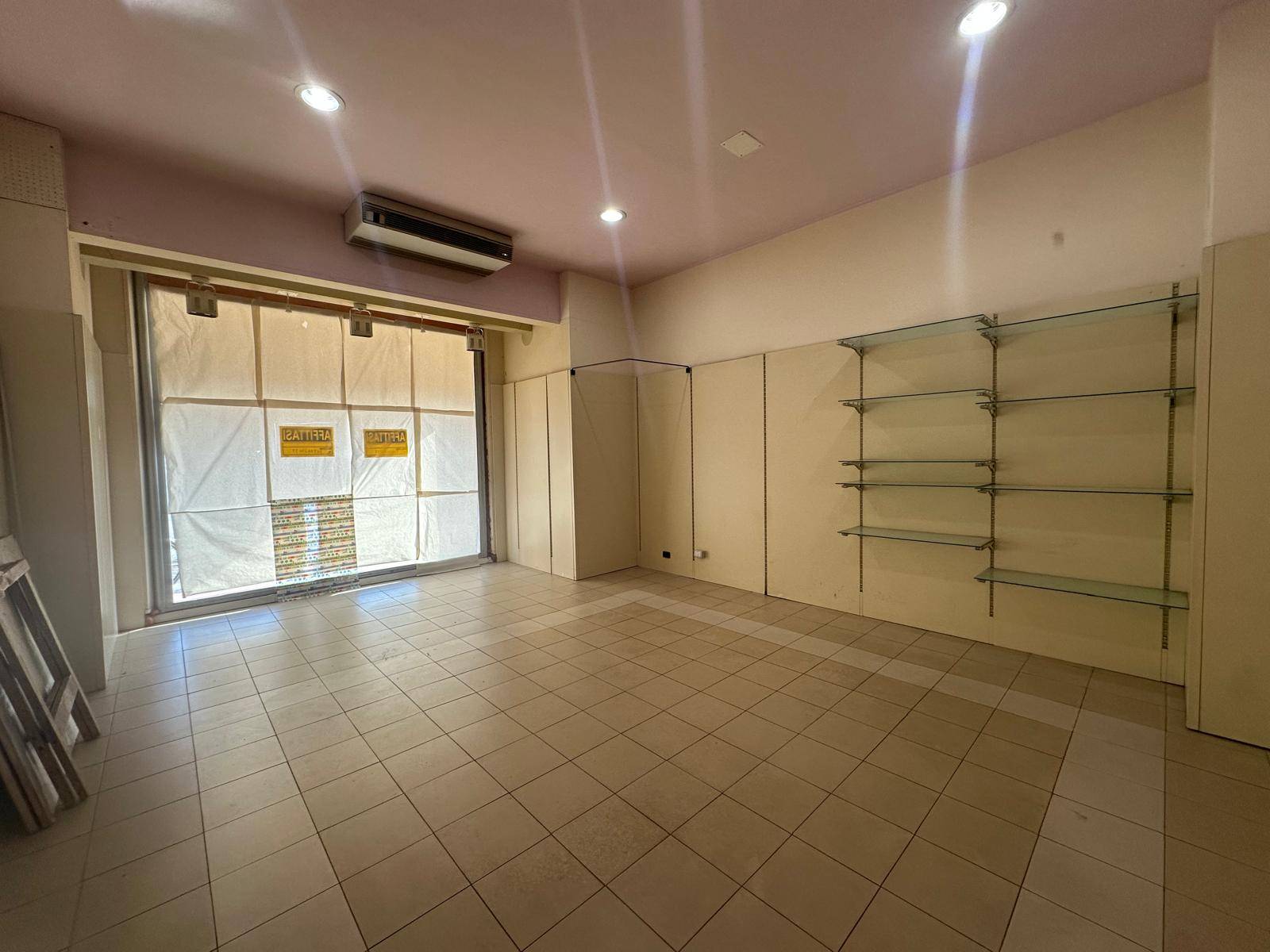 Fondo Commerciale in affitto a Capannori, Lunata