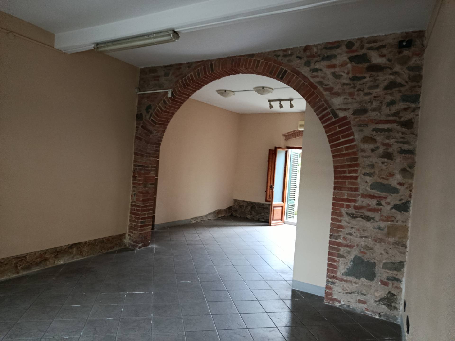 Fondo Commerciale in affitto a Altopascio, Spianate