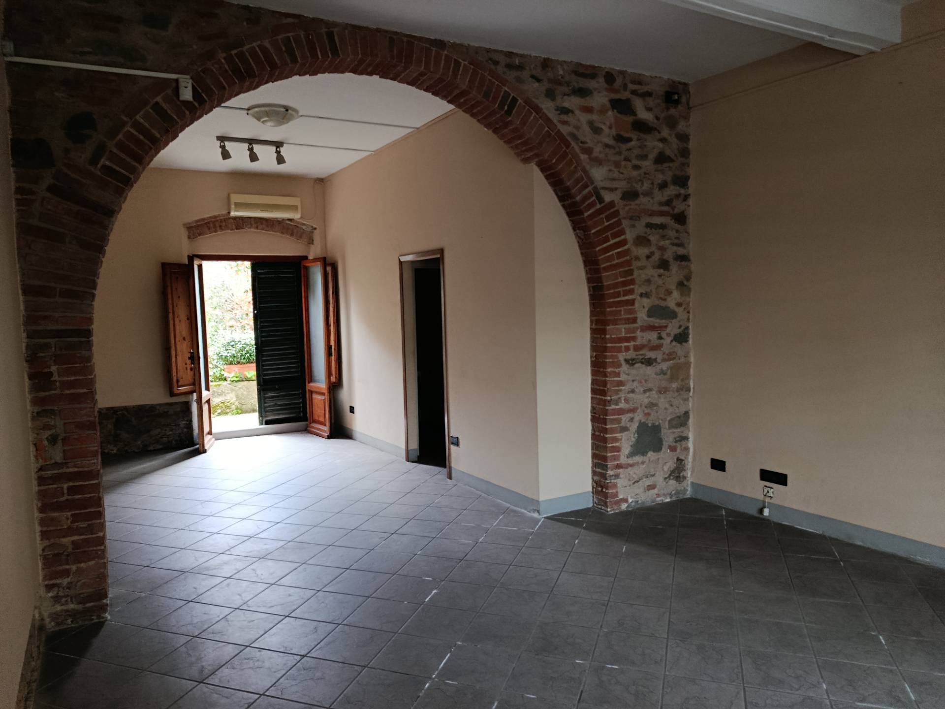 Fondo Commerciale in affitto a Altopascio, Spianate