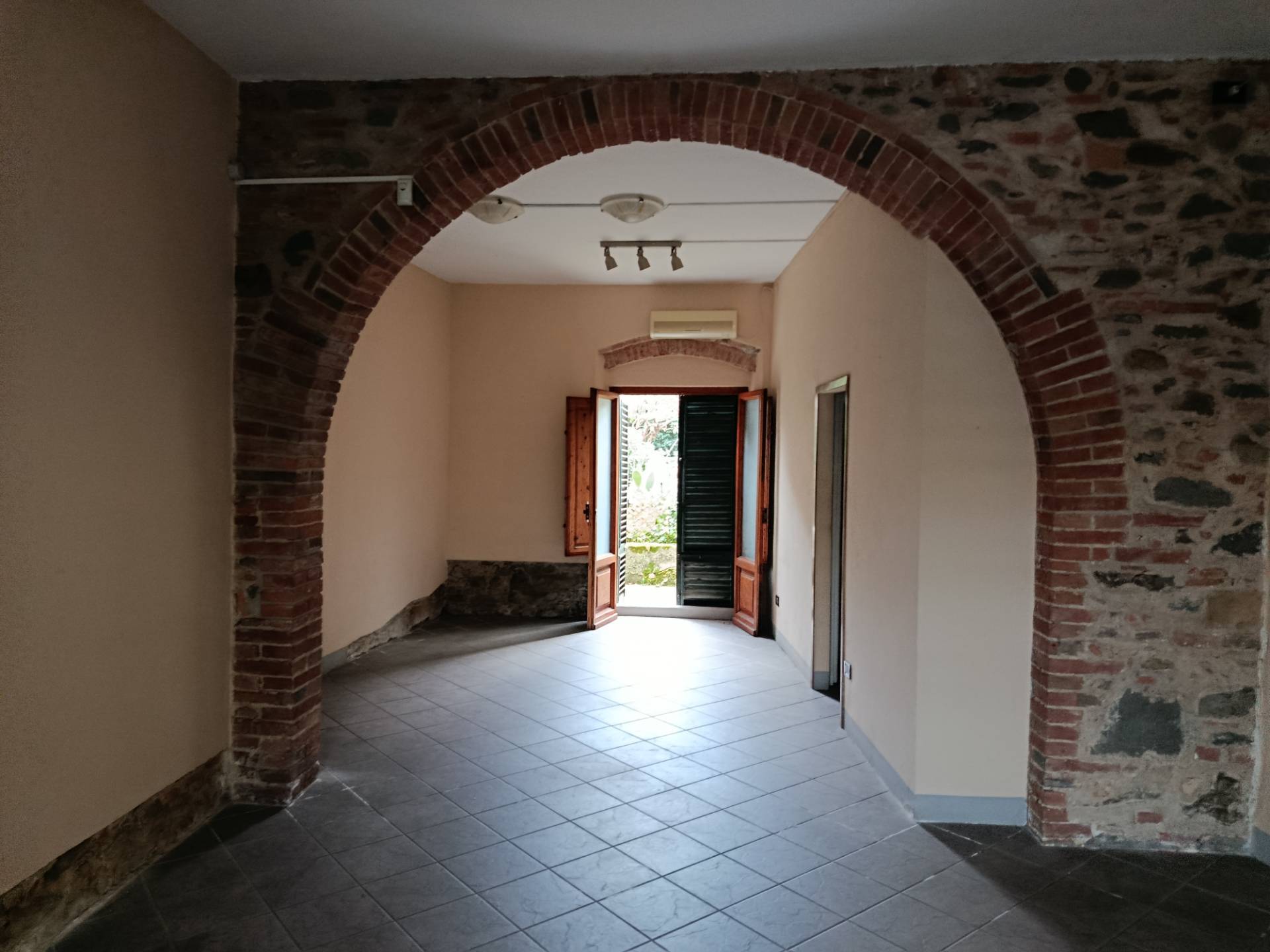 Fondo Commerciale in affitto a Altopascio, Spianate