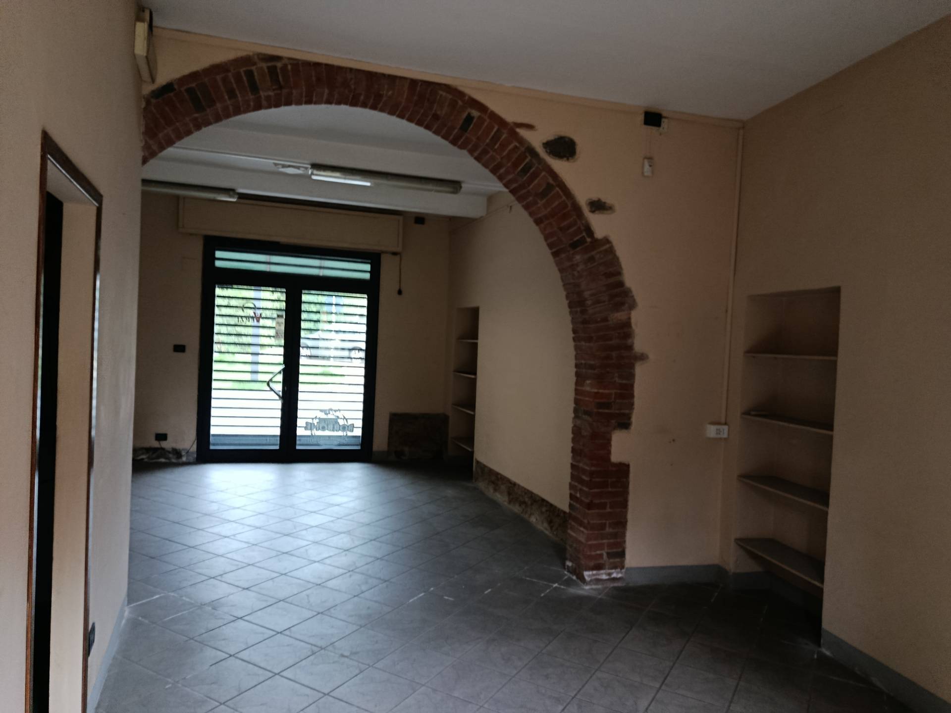 Fondo Commerciale in affitto a Altopascio, Spianate