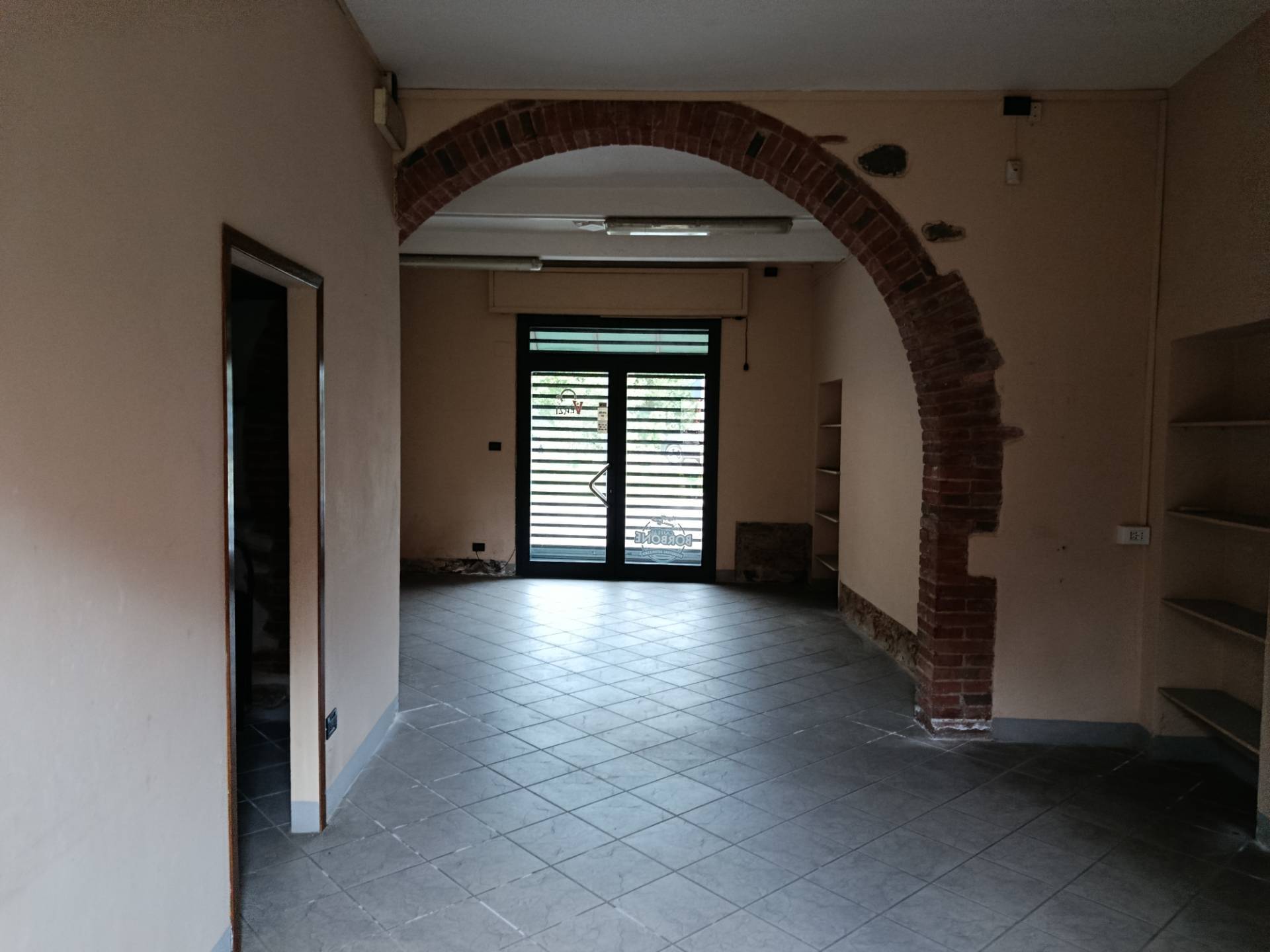 Fondo Commerciale in affitto a Altopascio, Spianate