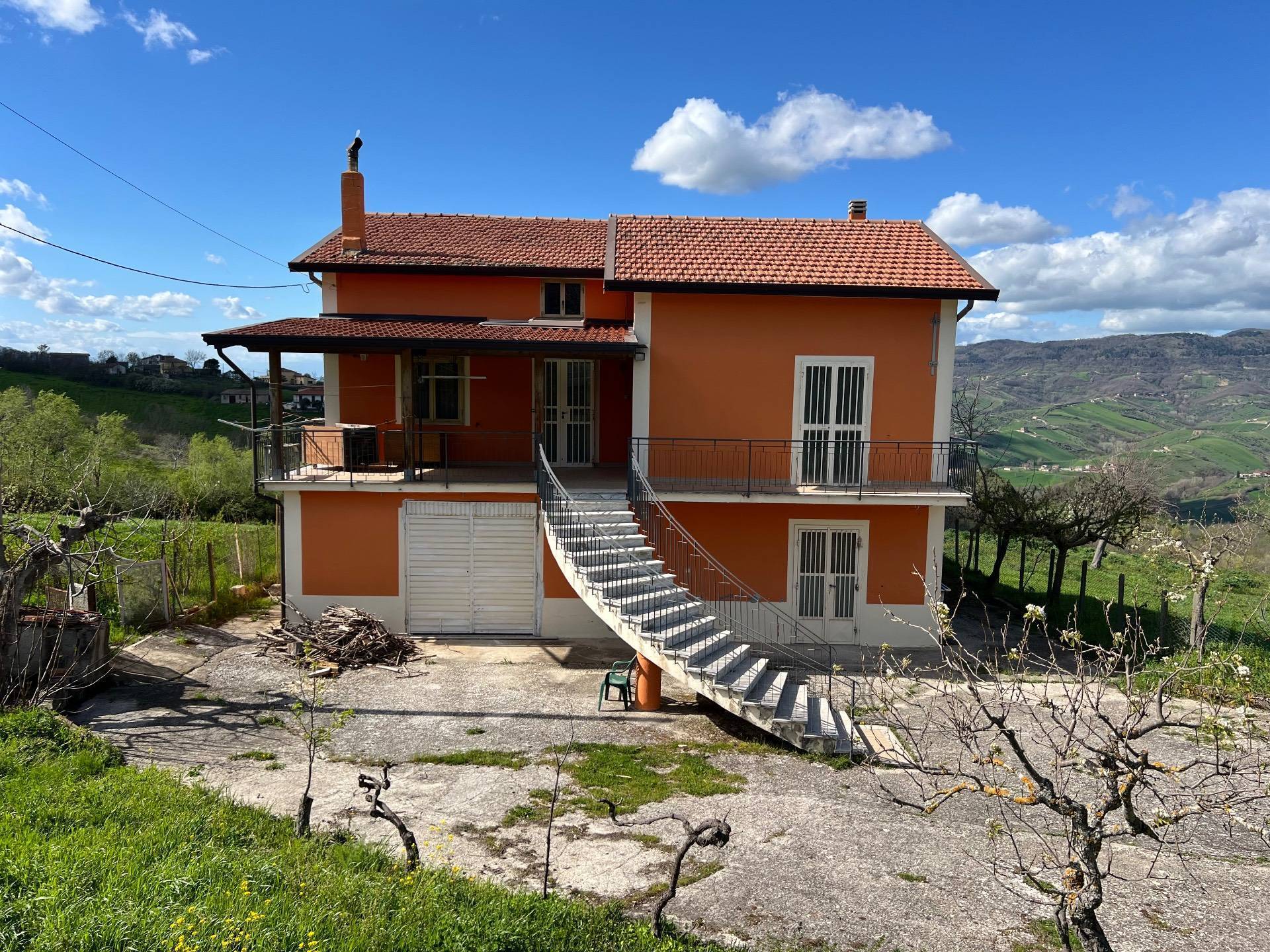 Casa indipendente con terrazzo a Guardia Lombardi