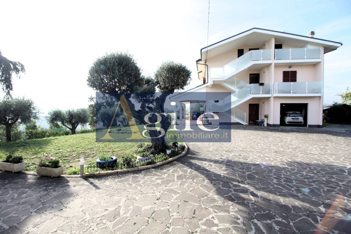 Villa con terrazzo, Monteprandone collinare