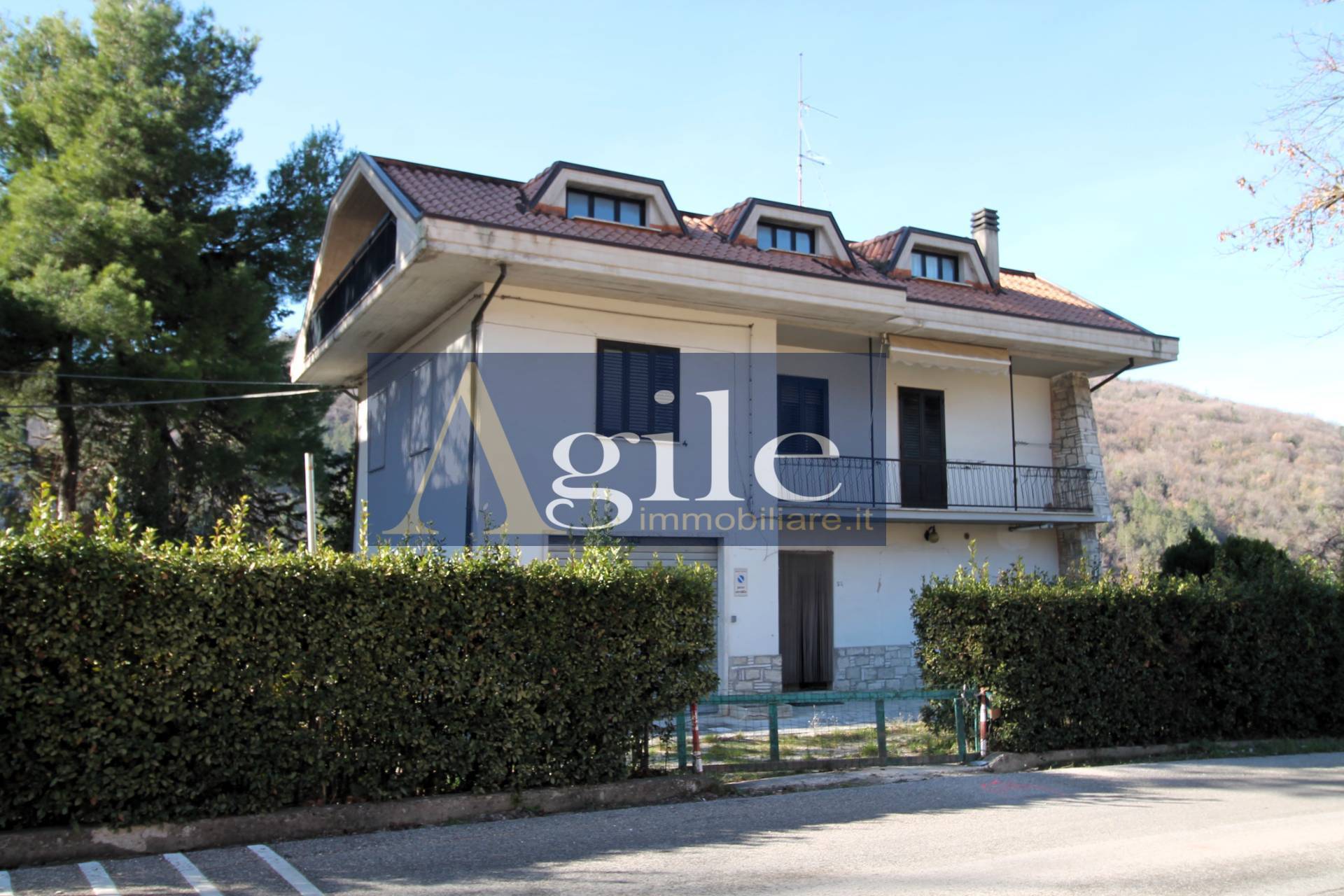 Casa indipendente in vendita a Ascoli Piceno, Castel Trosino