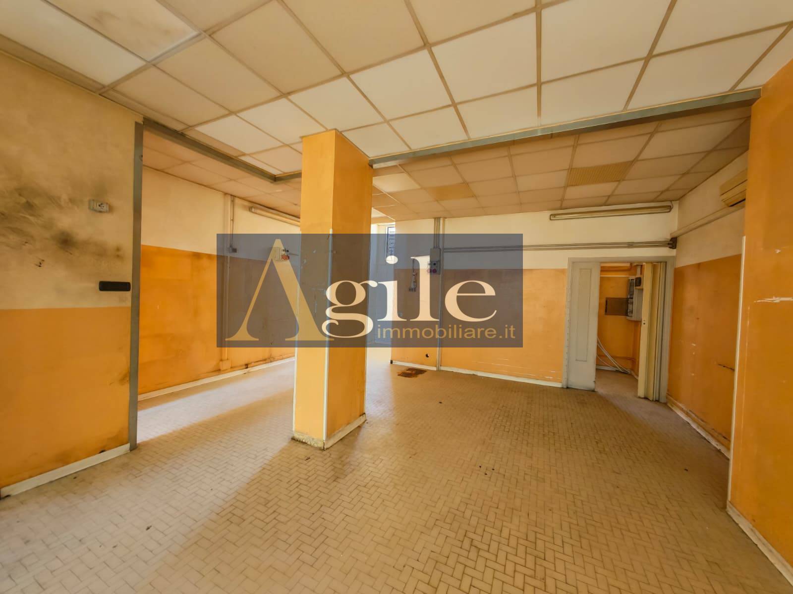 Locale commerciale in vendita a San Benedetto del Tronto, Centrale