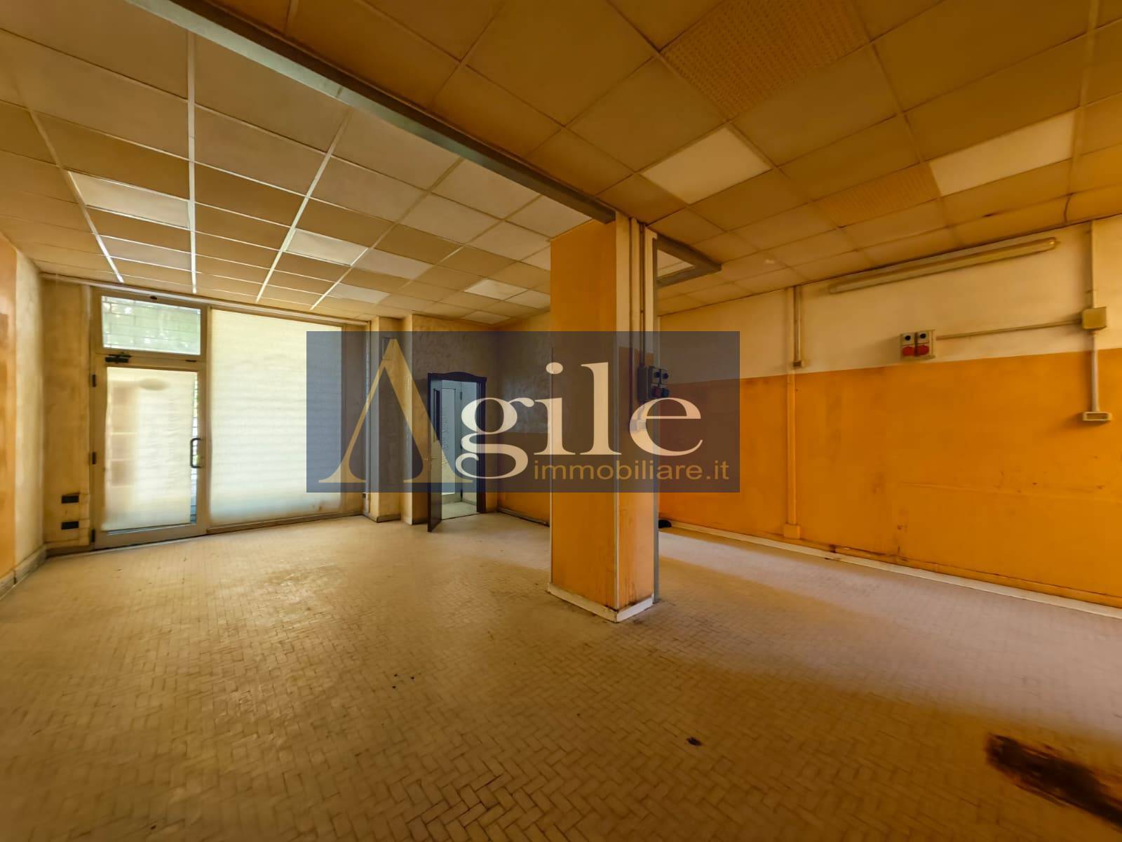 Locale commerciale in vendita a San Benedetto del Tronto, Centrale
