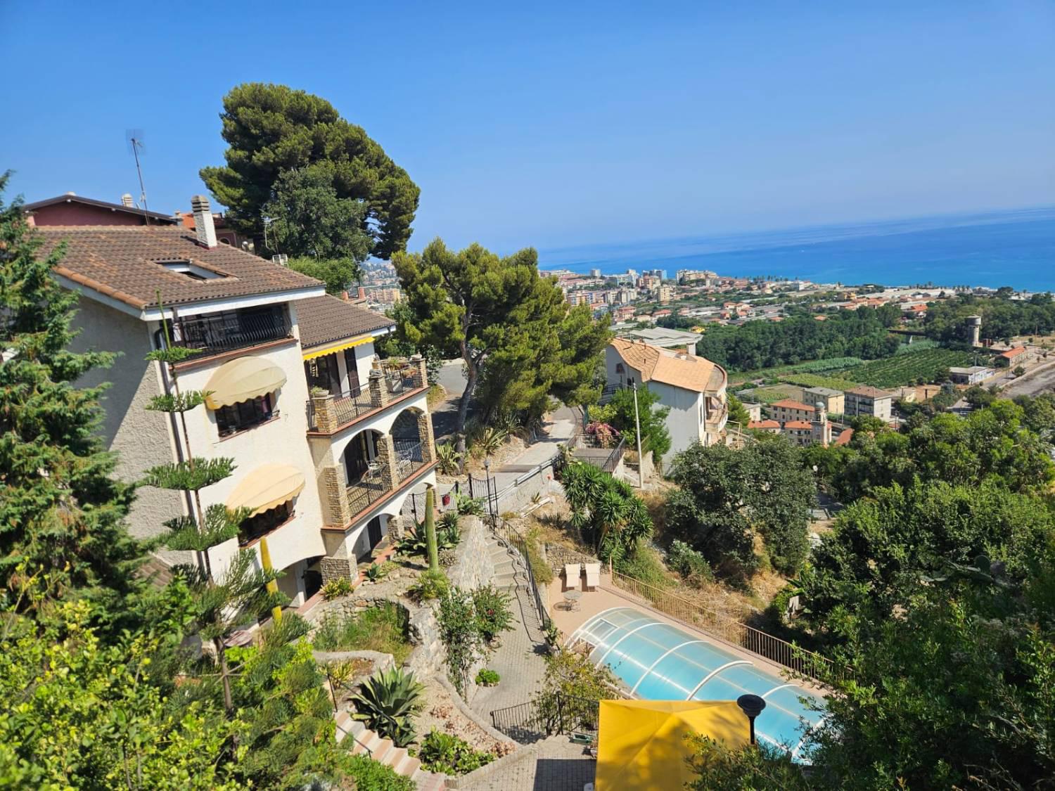 Villa Bifamiliare con giardino a Ventimiglia