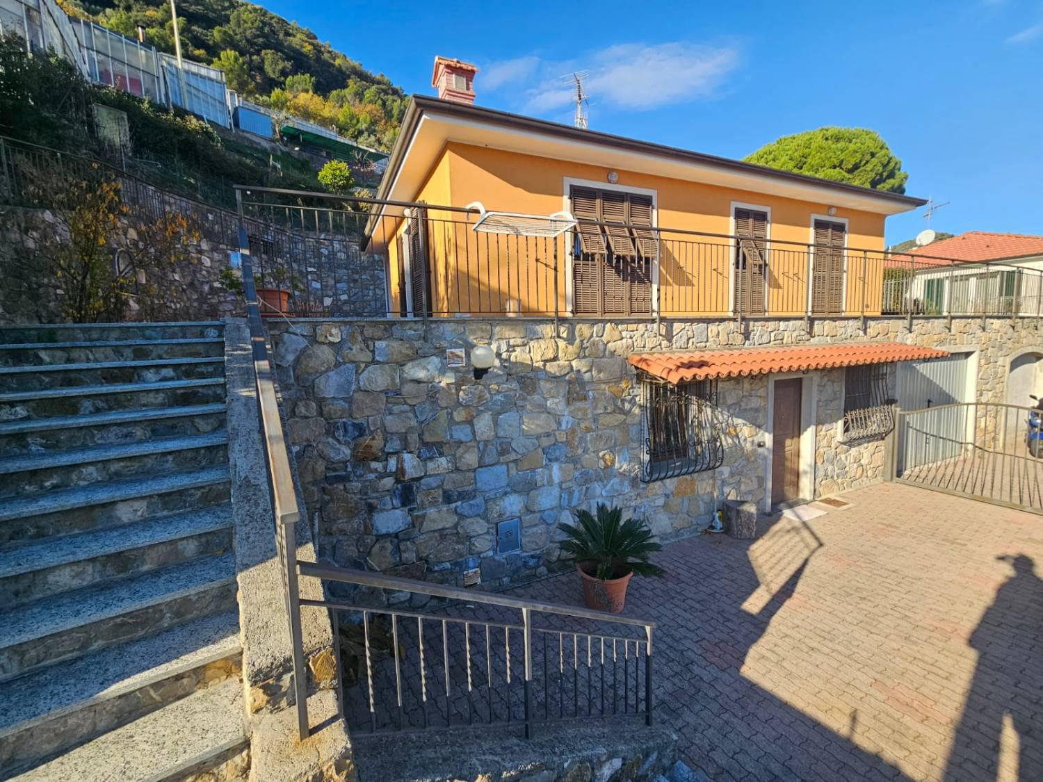 Villa Bifamiliare con giardino a Camporosso