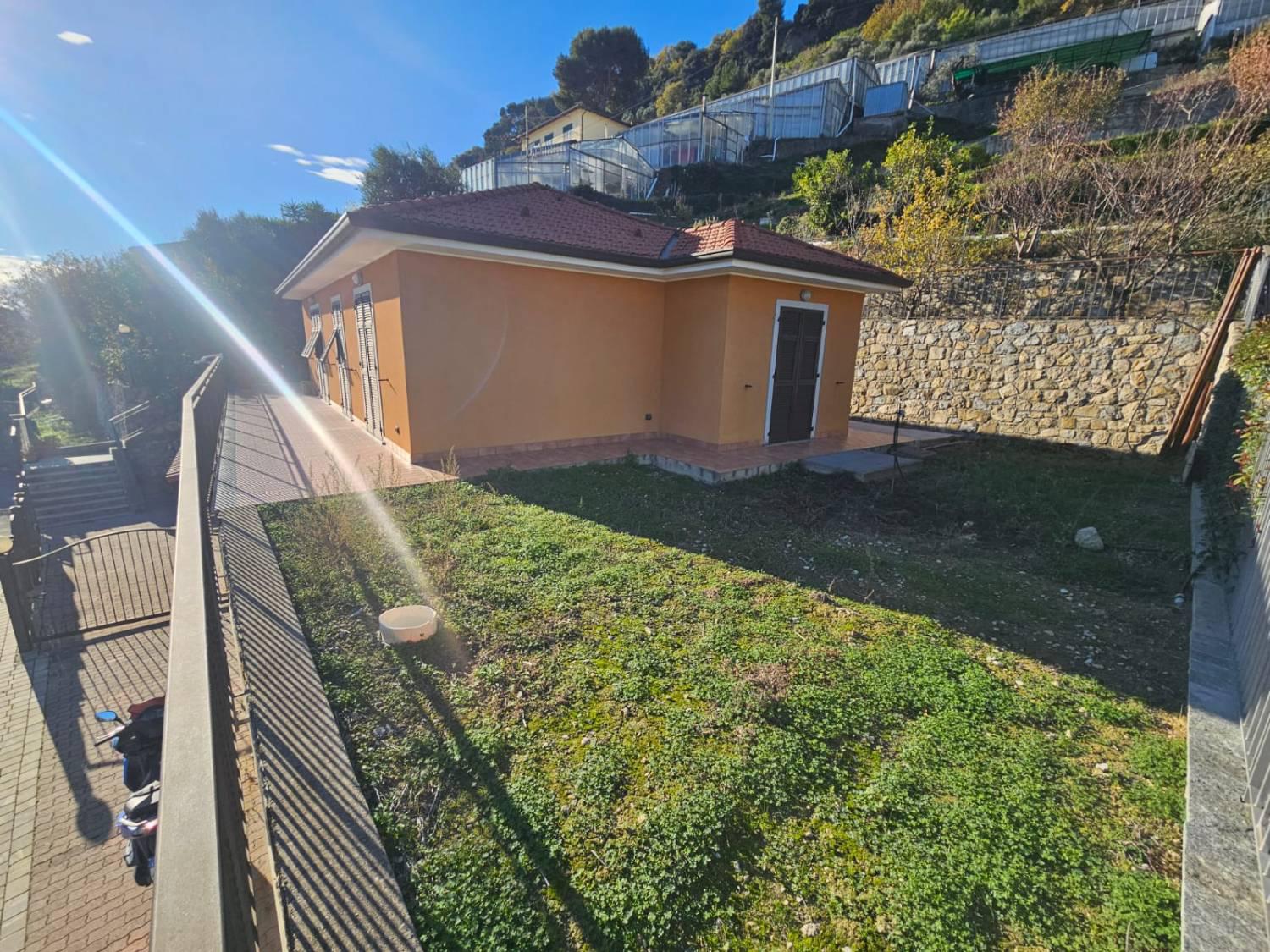 Villa Bifamiliare con giardino a Camporosso