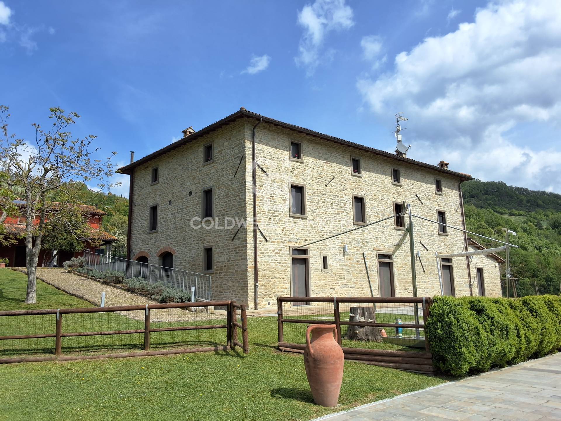 Tenuta in vendita a Santa Sofia