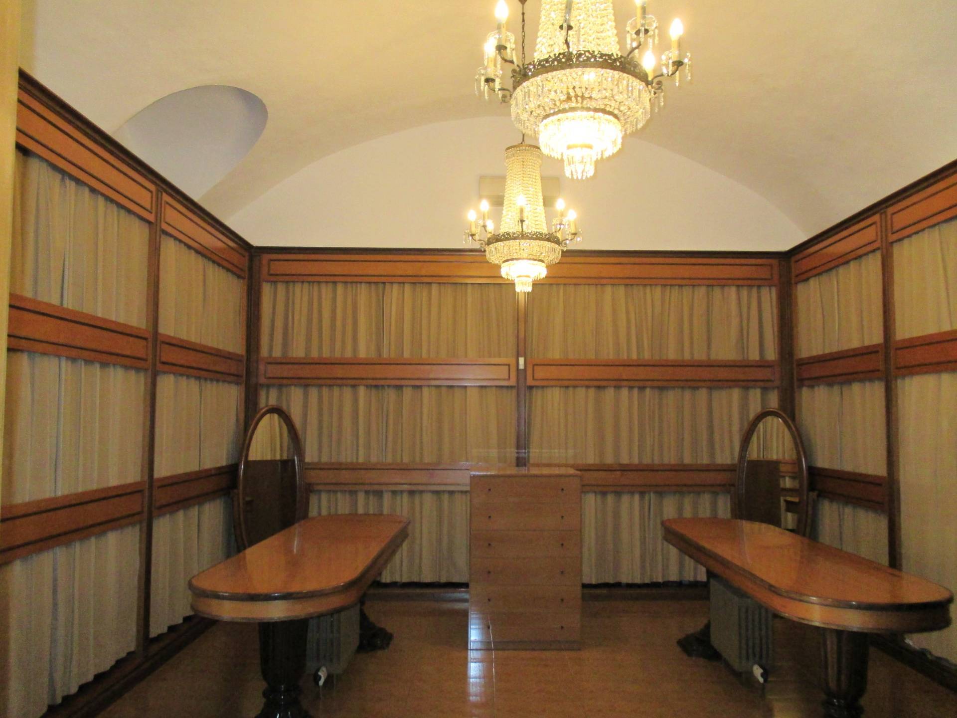 Locale commerciale in affitto a Jesi, San Lucia