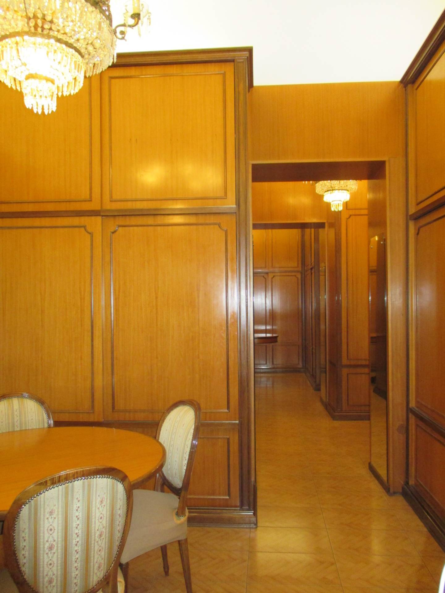 Locale commerciale in affitto a Jesi, San Lucia