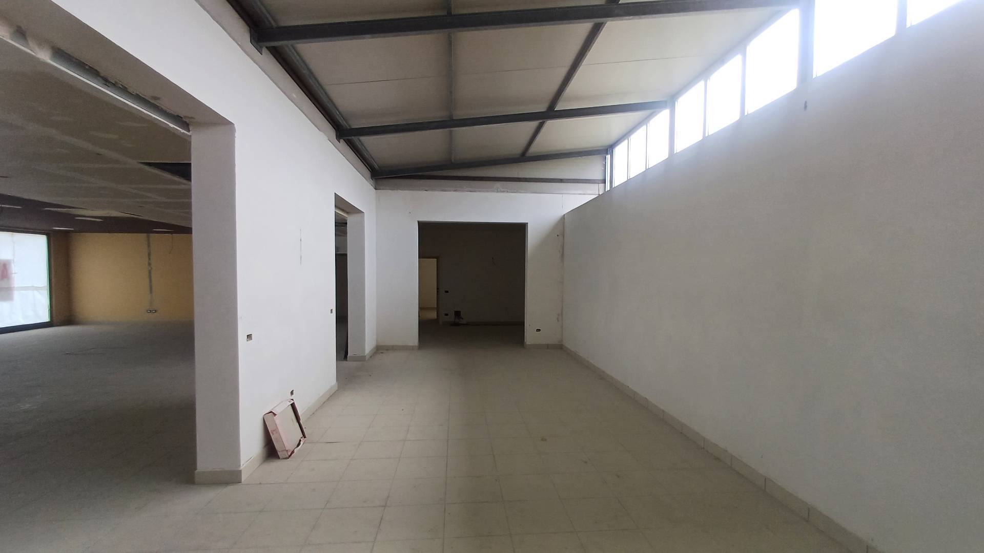 Locale commerciale in affitto a Giulianova