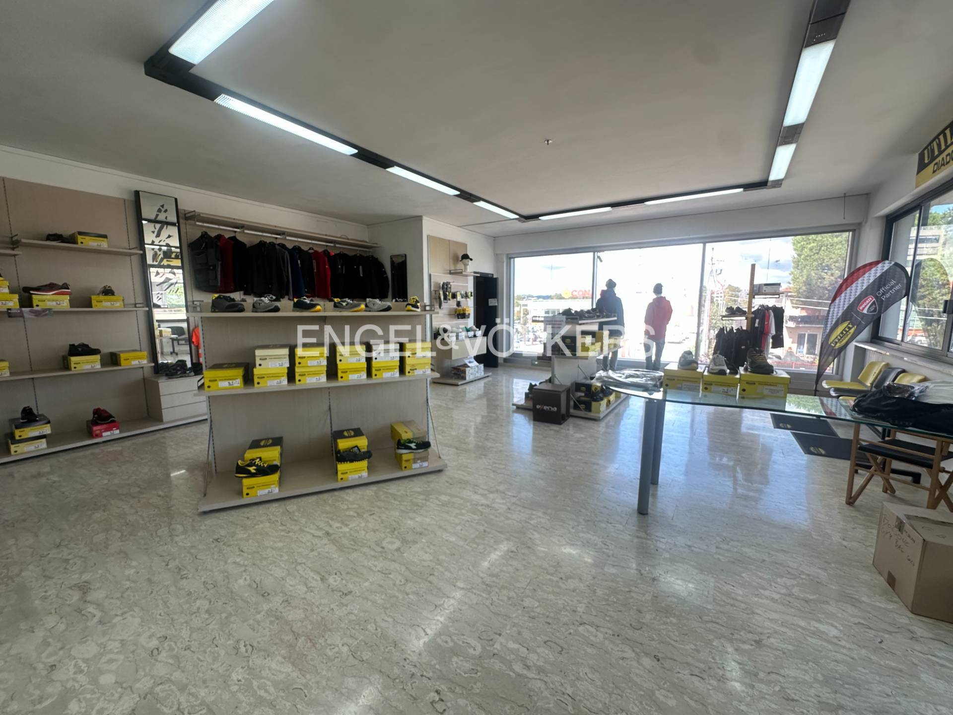 Locale commerciale in affitto a San Giovanni Teatino