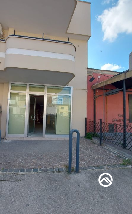 Locale commerciale in affitto a Caivano