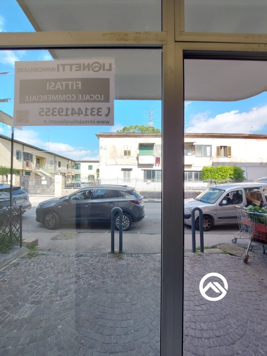 Locale commerciale in affitto a Caivano