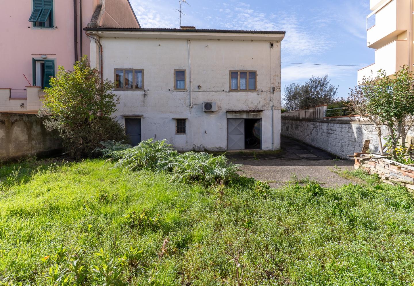 Villa con giardino, Empoli pozzale