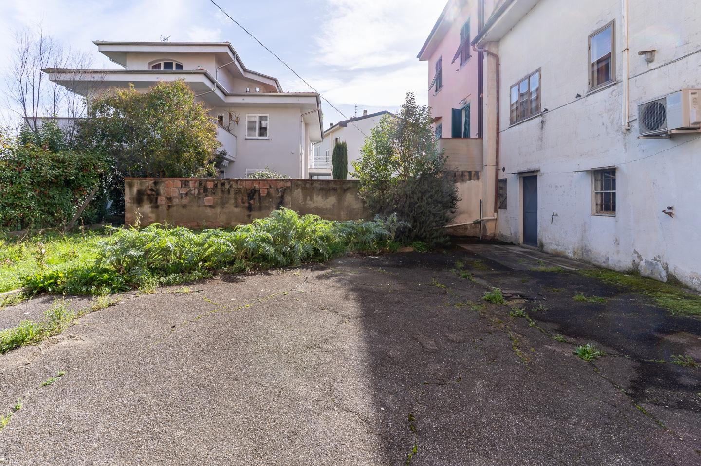 Villa con giardino, Empoli pozzale