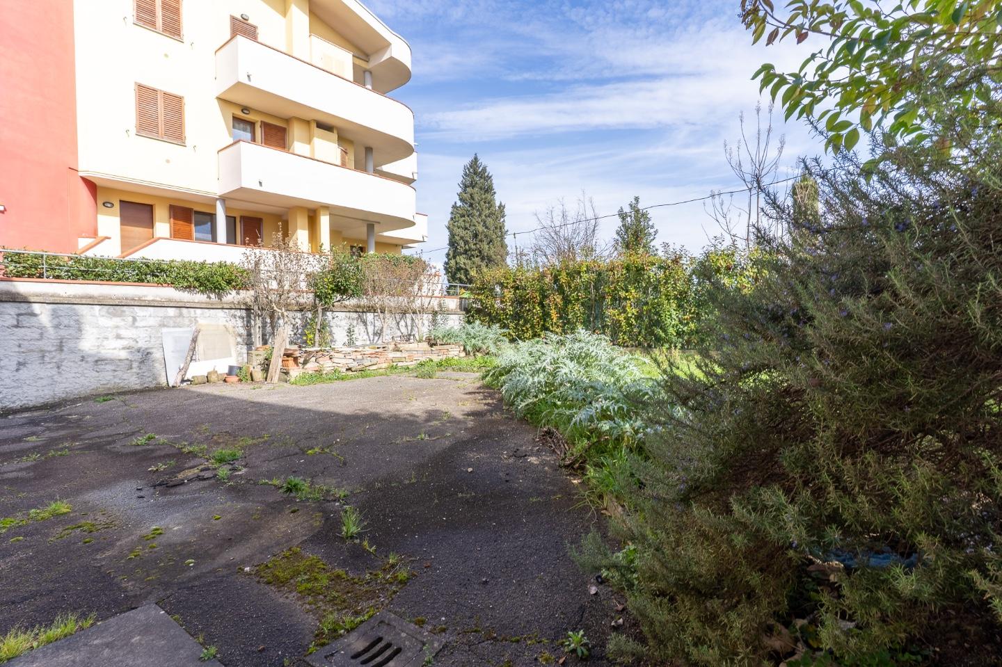 Villa con giardino, Empoli pozzale