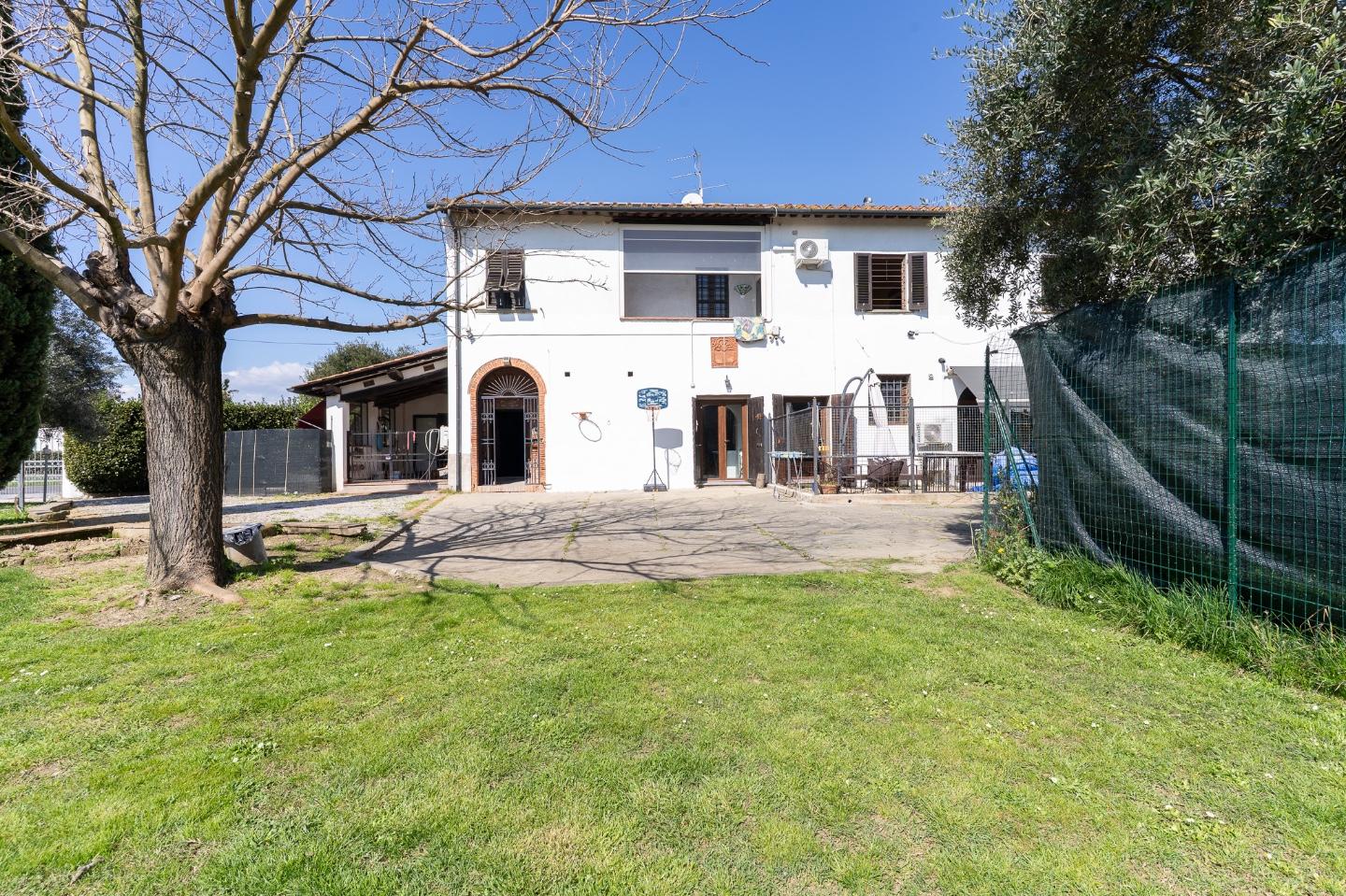 Rustico con giardino a Santa Croce sull'Arno