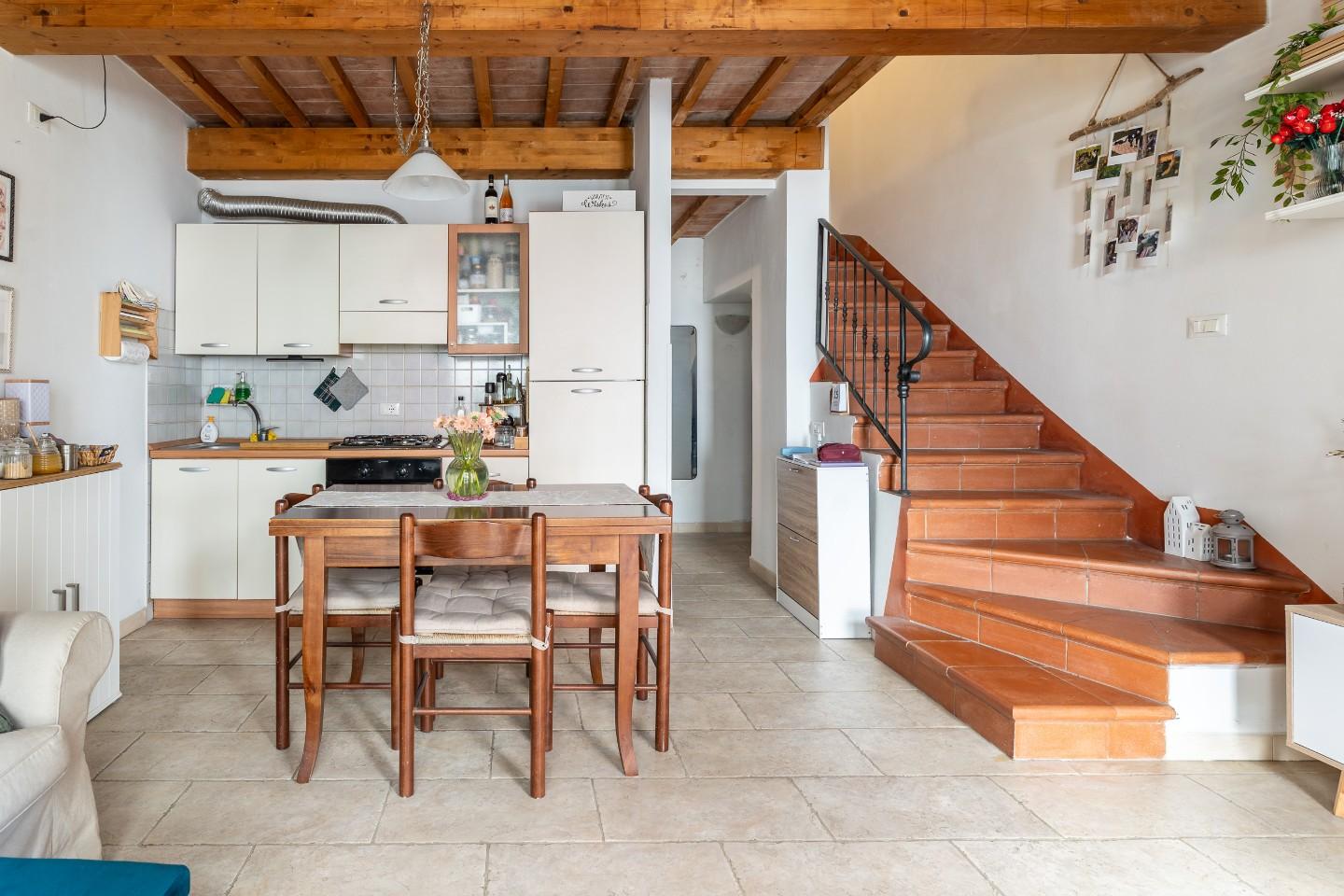 Casa indipendente arredata in affitto, Capraia e Limite limite