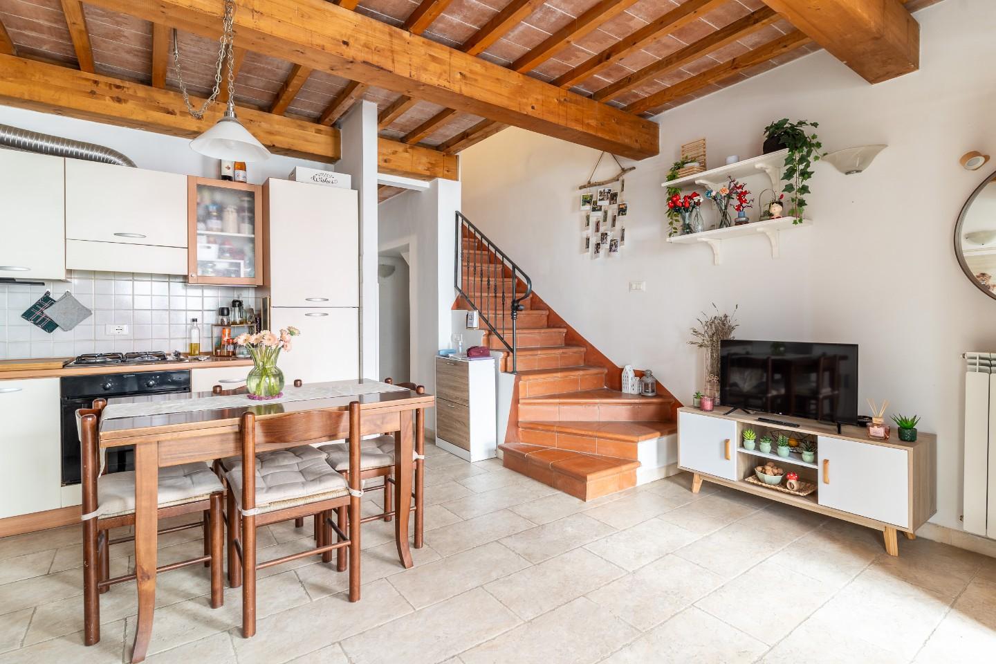 Casa indipendente arredata in affitto, Capraia e Limite limite