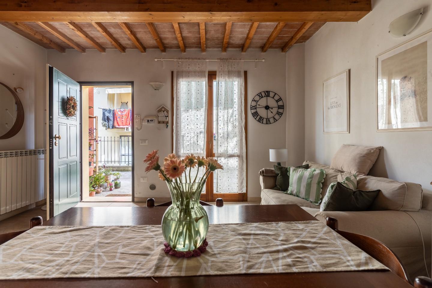 Casa indipendente arredata in affitto, Capraia e Limite limite