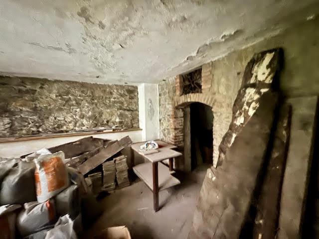 Casa indipendente da ristrutturare a Castelnuovo Magra