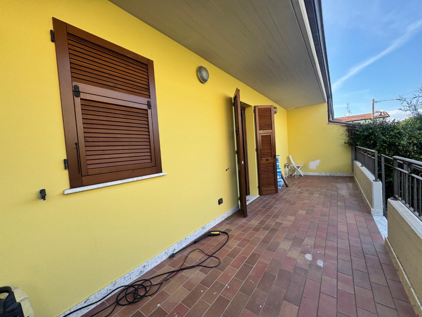 Villa con giardino, Carrara fossola