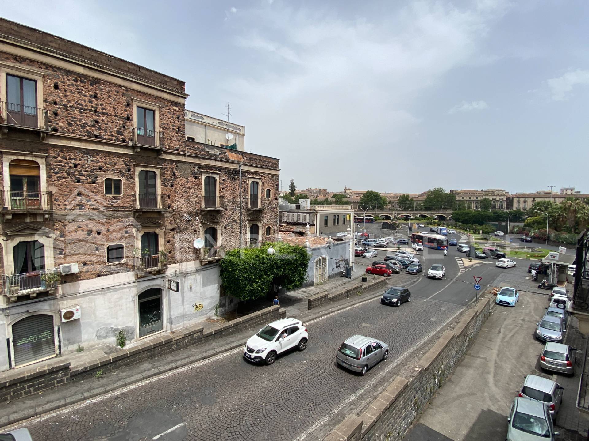 Intero stabile commerciale in vendita a Catania, Zona centro