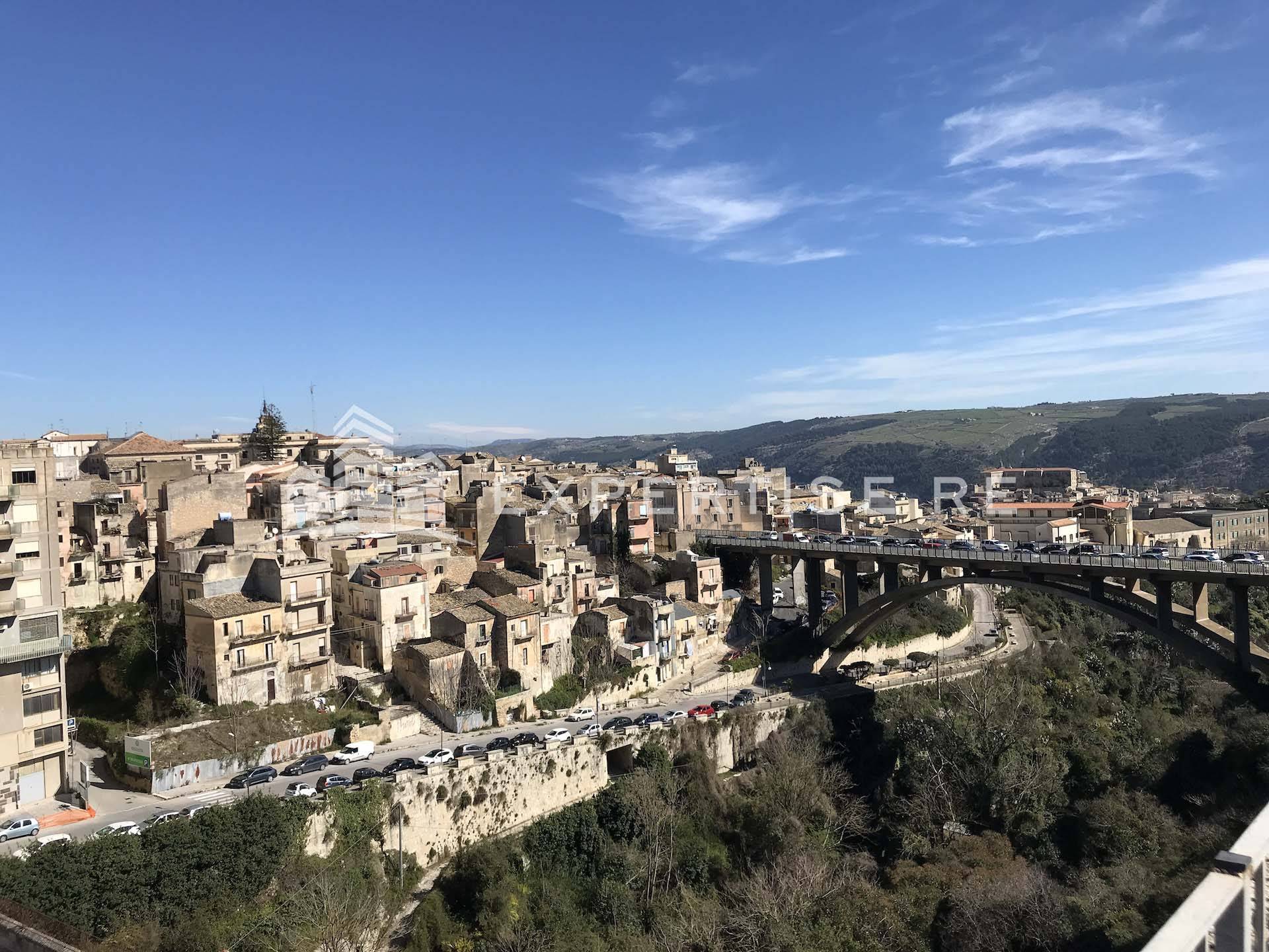 Intero stabile commerciale in vendita a Ragusa, Ibla