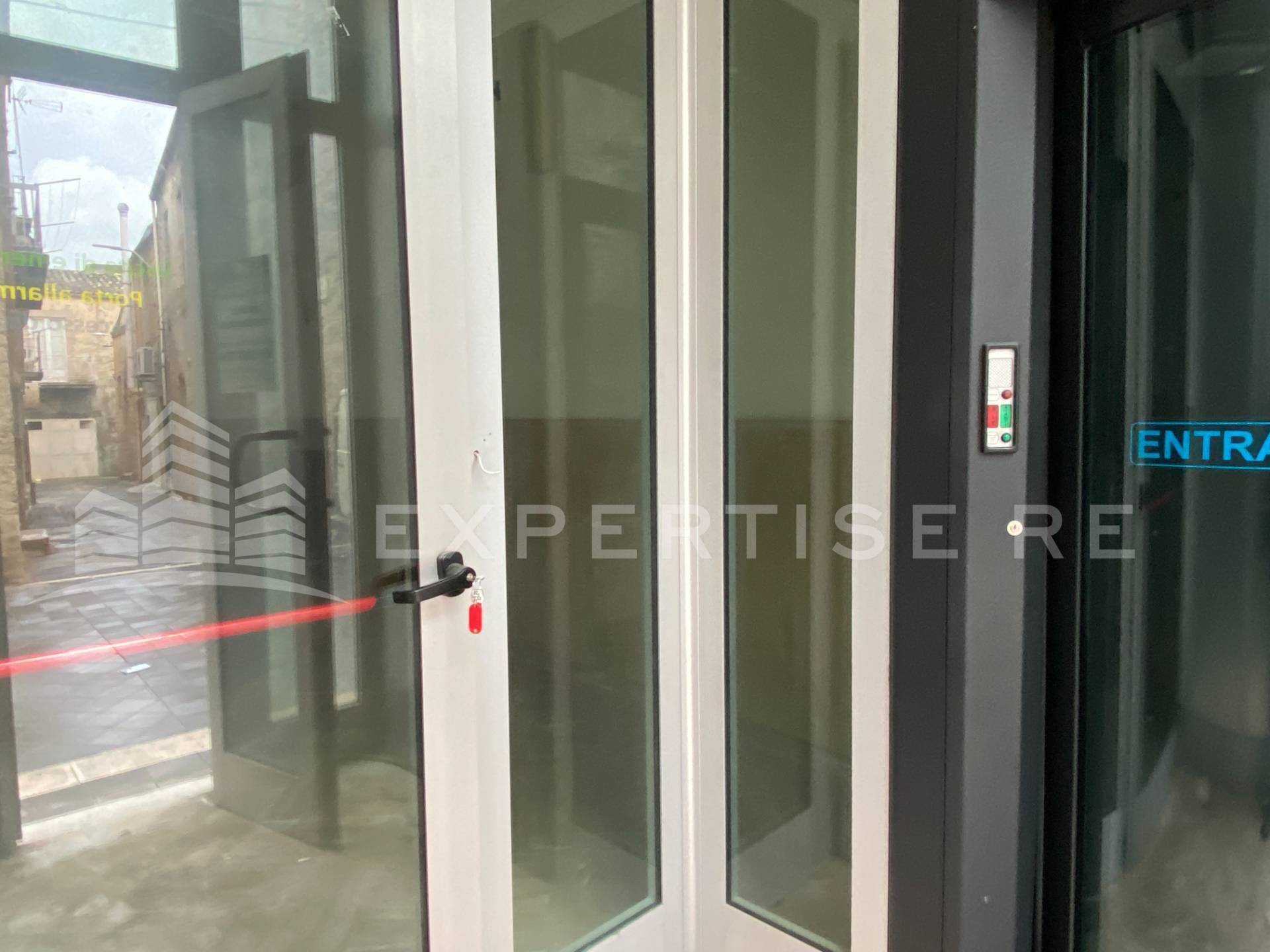 Locale commerciale in vendita a Castrofilippo