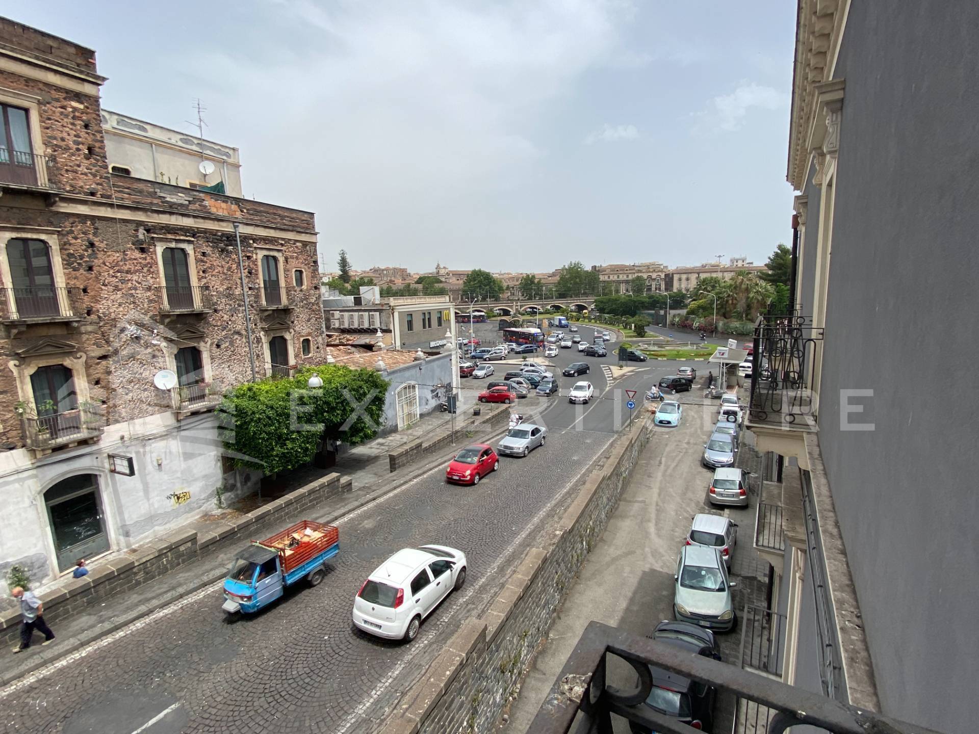 Intero stabile commerciale in vendita a Catania, Zona centro