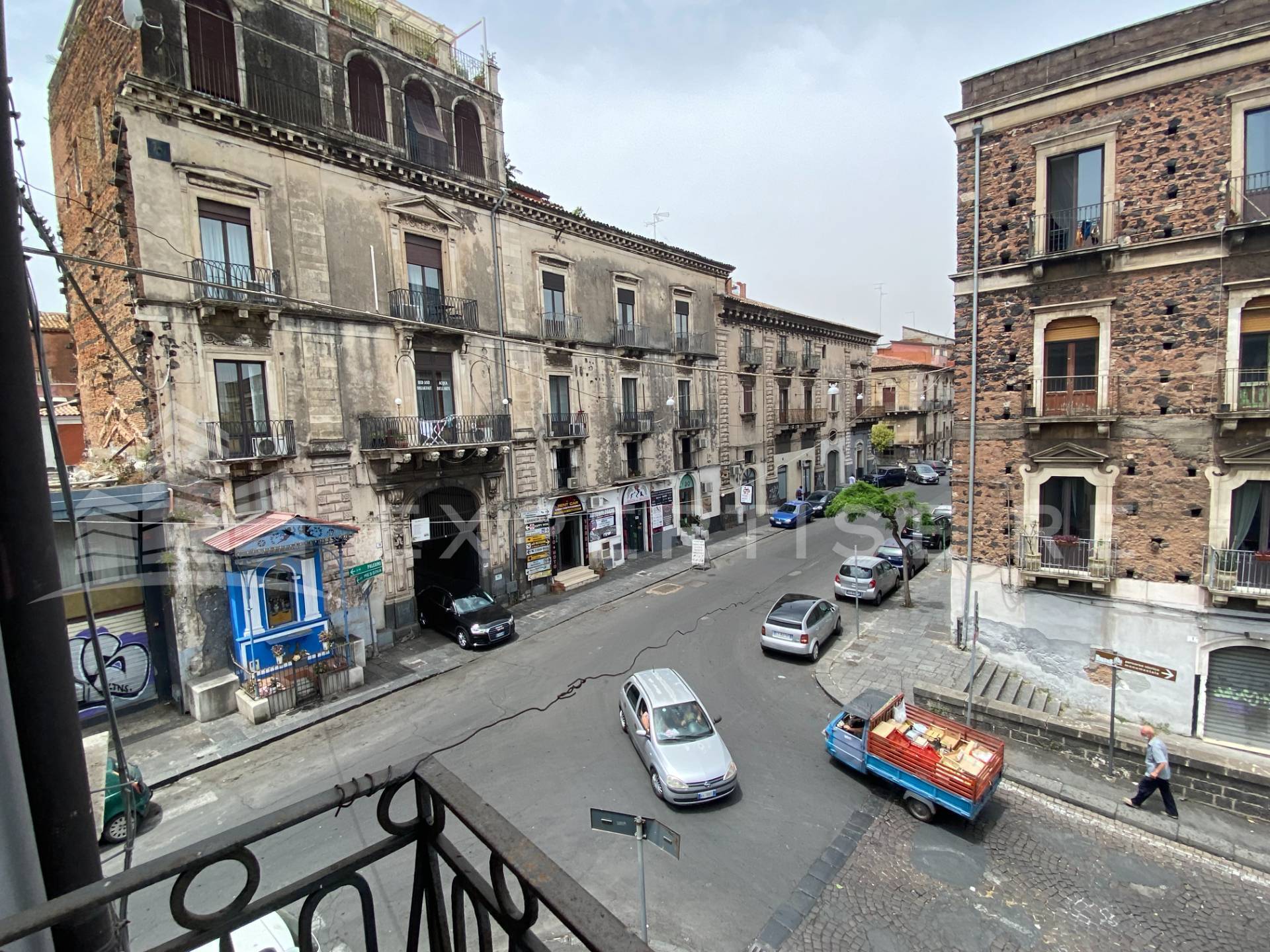 Intero stabile commerciale in vendita a Catania, Zona centro