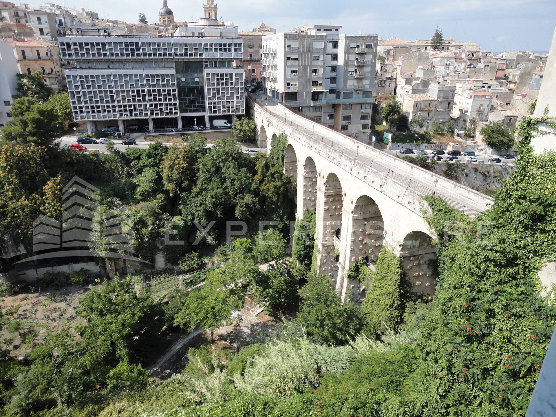 Intero stabile commerciale in vendita a Ragusa, Ibla